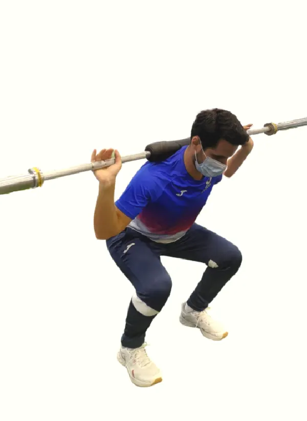 Entrenador trabajando las piernas con una barra olímpica