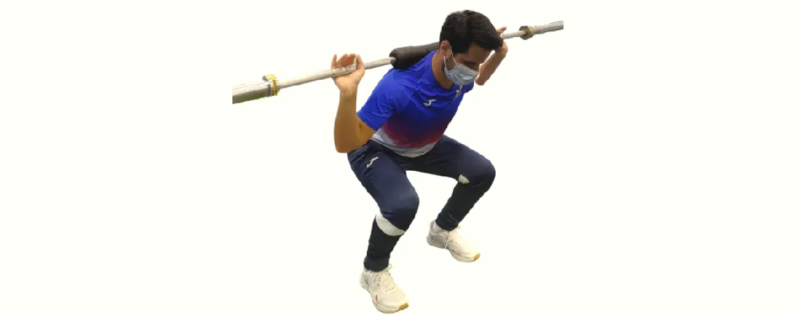 Entrenador trabajando las piernas con una barra olímpica