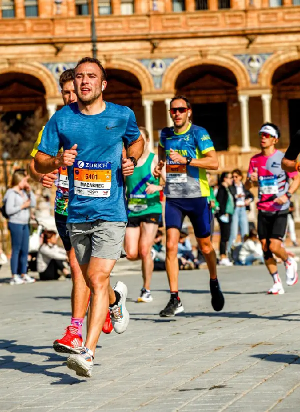 Imagen de corredores en la Plaza de España corriendo una maratón