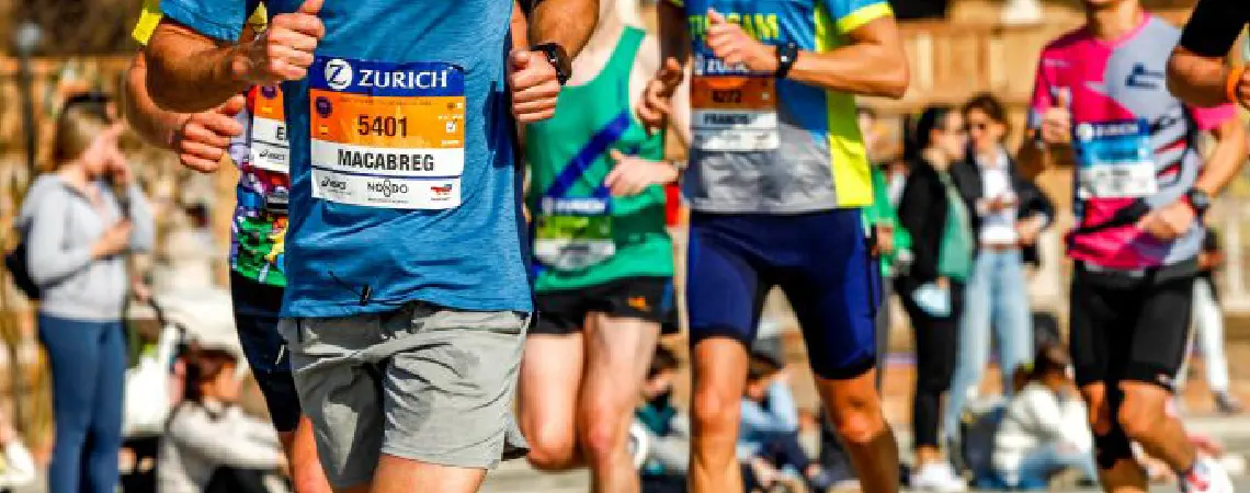 Imagen detalle de corredores en Sevilla corriendo una maratón