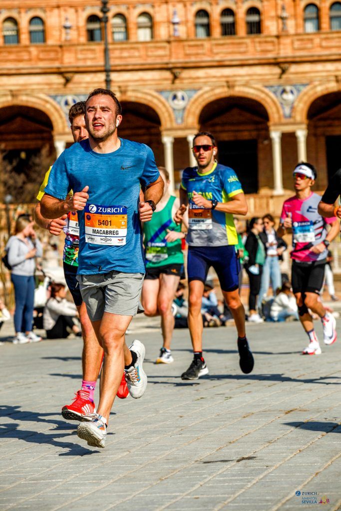 Imagen de corredores en Sevilla corriendo una maratón